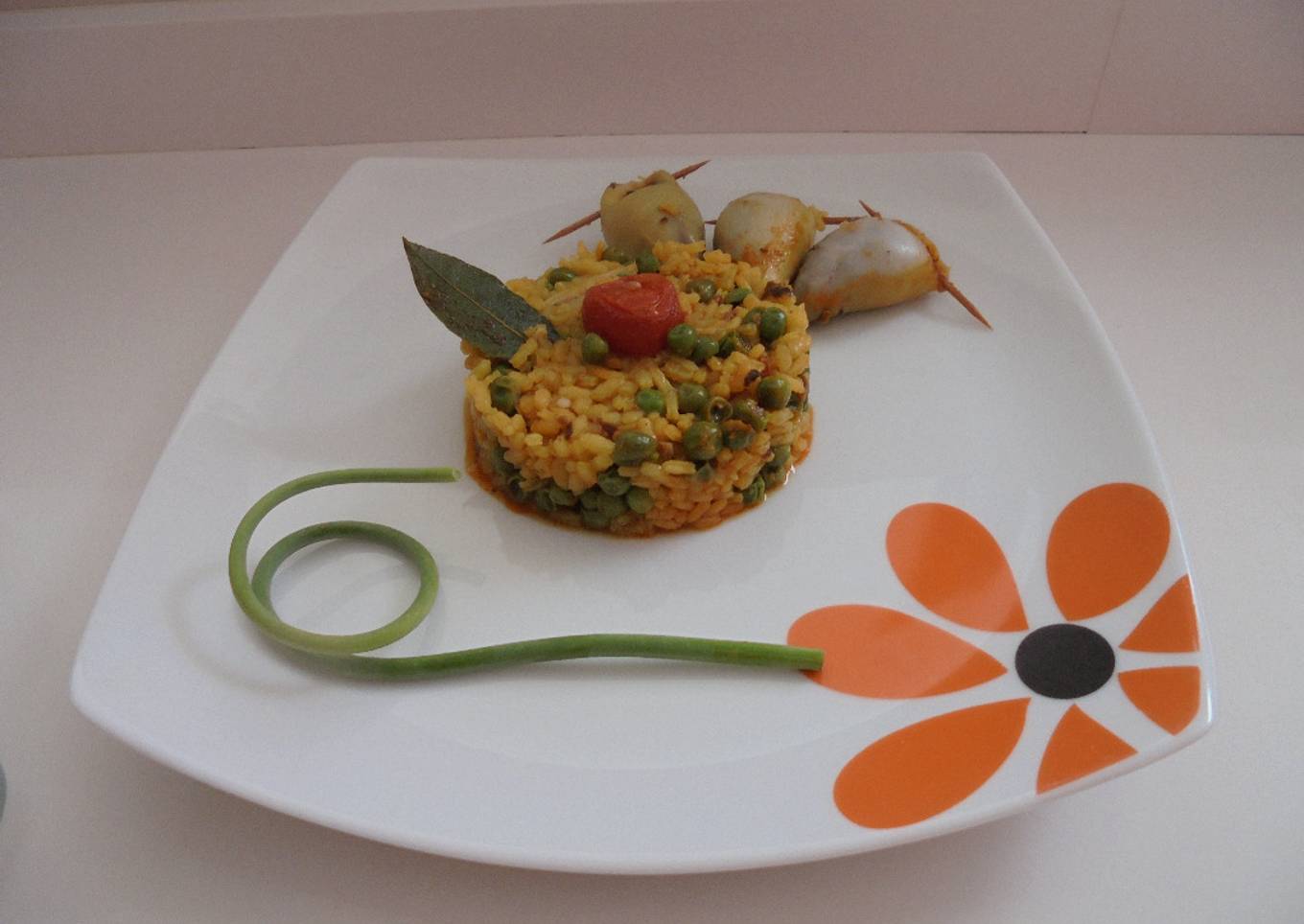 Calamares rellenos del mar con timbal de arroz