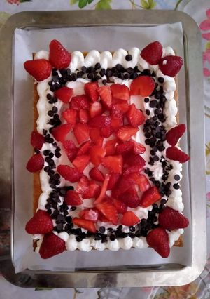 Foto di Millefoglie panna e fragole con gocce di cioccolato 🍓🍫