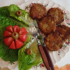 A picture of Cheesy chicken and broccoli patties.