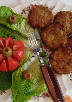 A picture of Cheesy chicken and broccoli patties.