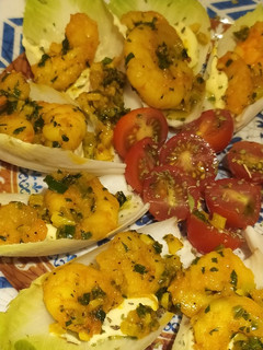 Una foto de Camarones al ajillo con queso y endibias