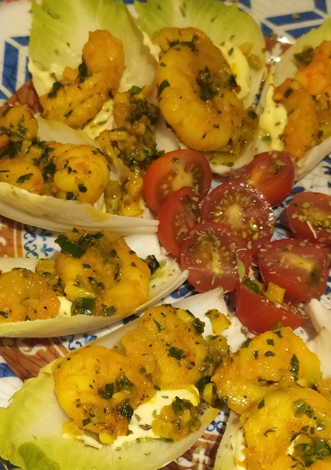 Una foto de Camarones al ajillo con queso y endibias
