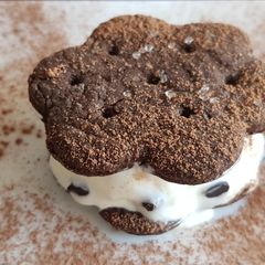 A picture of Sandwich Icecream.
