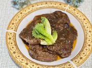 Gambar steak daging saus mushroom