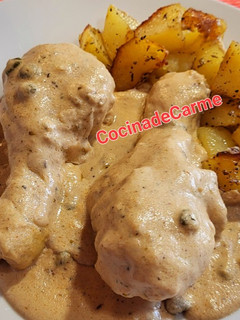 Una foto de Muslitos de pollo con patatas y salsa de almendras