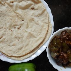 A picture of Chilli chicken with plan roti.