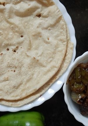 A picture of Chilli chicken with plan roti.