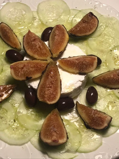 Una foto de Ensalada - Carpaccio de pepino, higos y ricotta