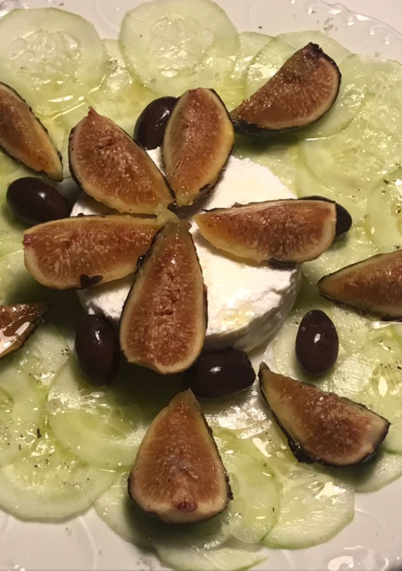 Una foto de Ensalada - Carpaccio de pepino, higos y ricotta