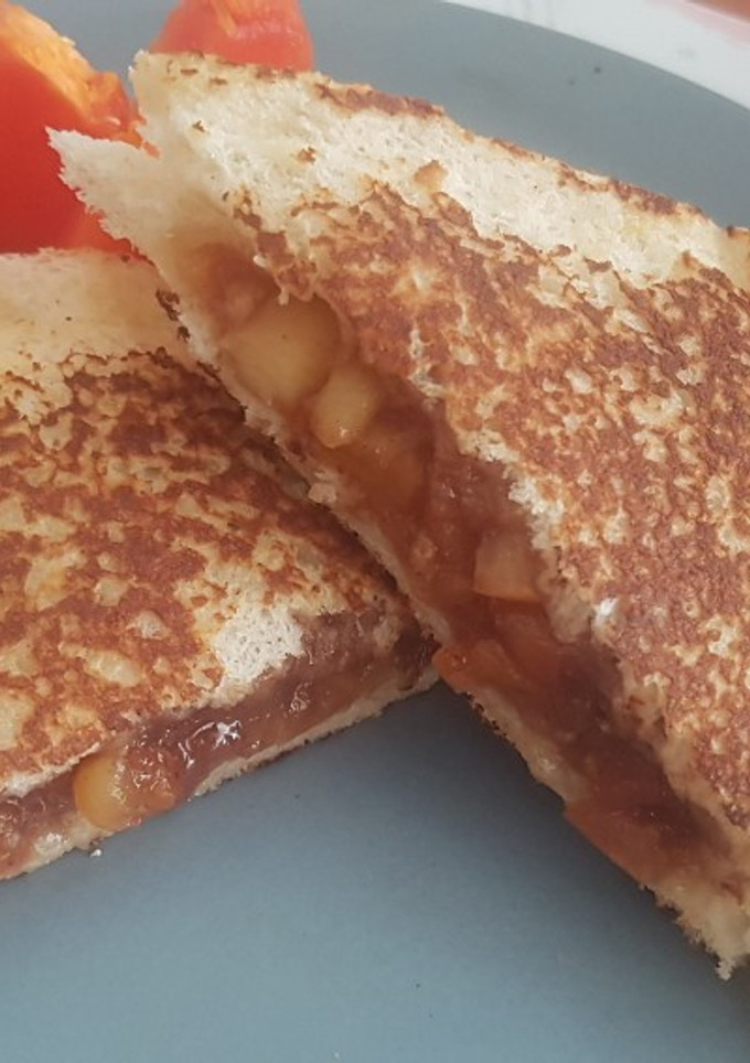 Una foto de Pan francés relleno de manzana canela