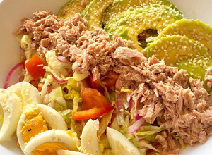 Una foto de Ensalada de atún y aguacate