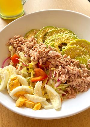 Una foto de Ensalada de atún y aguacate