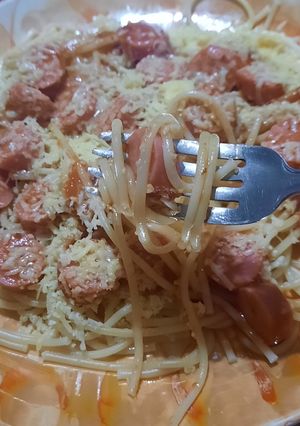 Una foto de Fideos con salsa de salchicha de Viena
