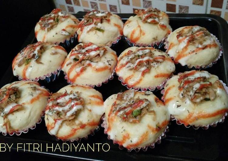 Bagaimana Menyiapkan Roti Cup Pizza Ayam suwir yang Enak Banget