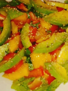 Una foto de Ensalada de aguacate y mango