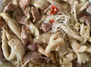 Hình của món Thịt heo xào nấm.