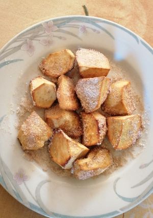 Una foto de Camotes fritos con azúcar y canela