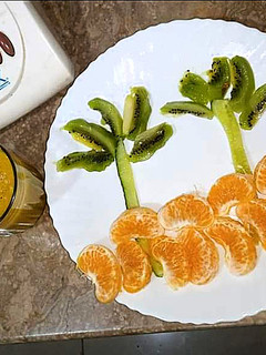 A picture of Kiwi n orange juice.