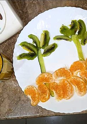 A picture of Kiwi n orange juice.