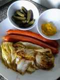 Repollo asado con salchichas Frankfurt ahumadas