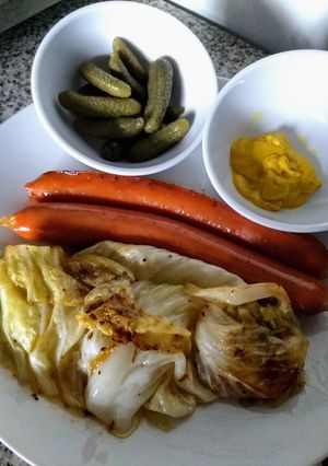 Una foto de Repollo asado con salchichas Frankfurt ahumadas