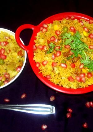 इंदौरी पोहा (Indori Poha recipe in Hindi) रेसिपी मुख्य फोटो
