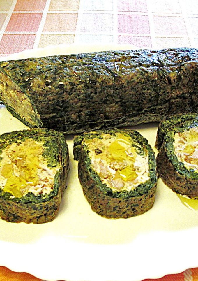Una foto de Rulo de espinaca con relleno de queso crema y pechuga de pavo