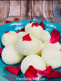रसगुल्ला (Rasgulla recipe in Hindi) रेसिपी मुख्य फोटो