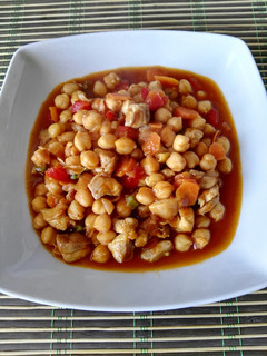 Una foto de Garbanzos con verduras y pollo