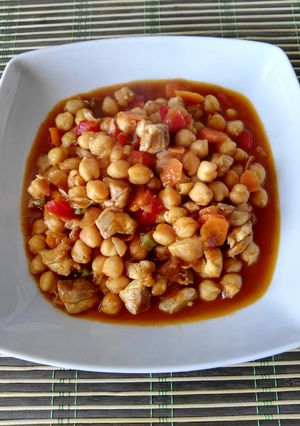 Foto principal de Garbanzos con verduras y pollo