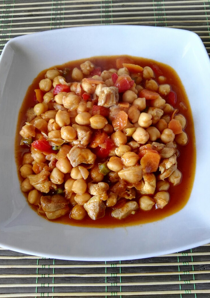 Una foto de Garbanzos con verduras y pollo