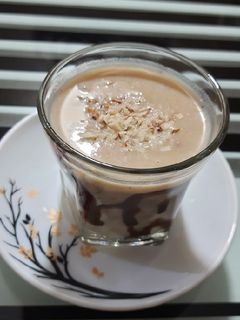 બનાના મિલ્ક શેક (Banana Milk Shake Recipe In Gujarati) રેસીપી મુખ્ય ફોટો