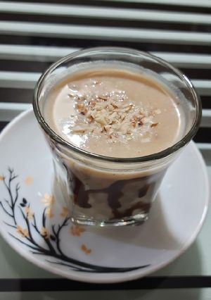 બનાના મિલ્ક શેક (Banana Milk Shake Recipe In Gujarati) રેસીપી મુખ્ય ફોટો