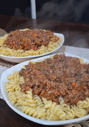 Una foto de Fideos con Salsa de Carne y Longaniza