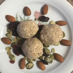 A picture of Gond aata ladoo.