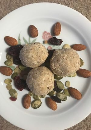 A picture of Gond aata ladoo.