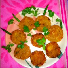 A picture of Sabudana vaddas / Topioca patties.