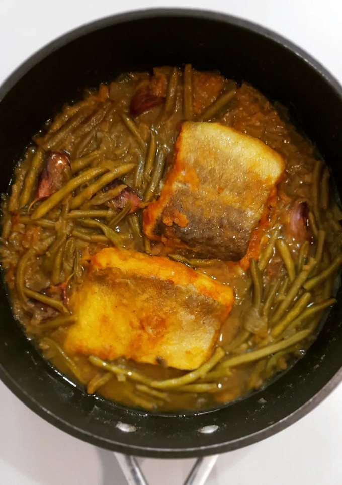 Una foto de Bacalao a la cúrcuma con judías tiernas