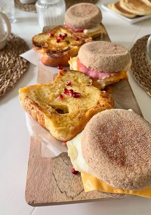 Une photo de Eggs muffins bacon / brioche perdue pour le brunch