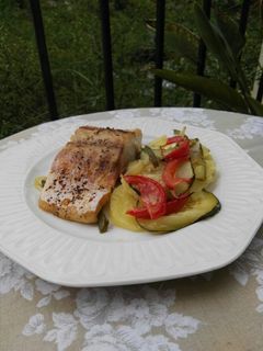 Una foto de Perca al horno con verduras