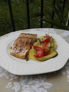 Una foto de Perca al horno con verduras