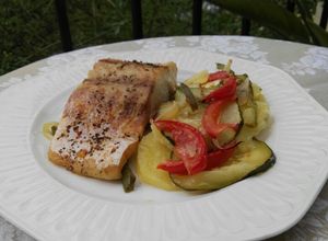 Una foto de Perca al horno con verduras