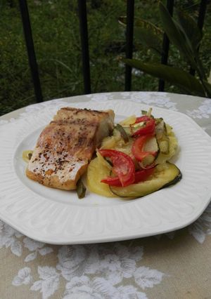 Una foto de Perca al horno con verduras