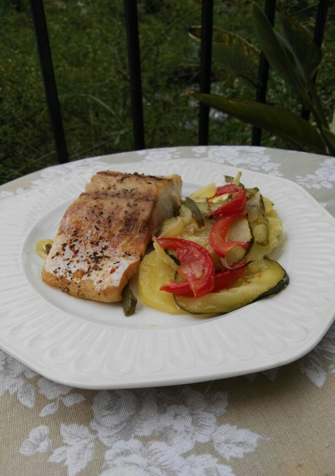 Una foto de Perca al horno con verduras