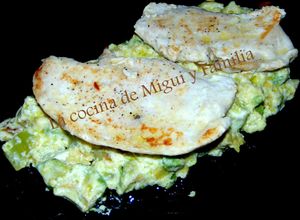 Una foto de Pechuga a la plancha con cama de calabacín y aguacate