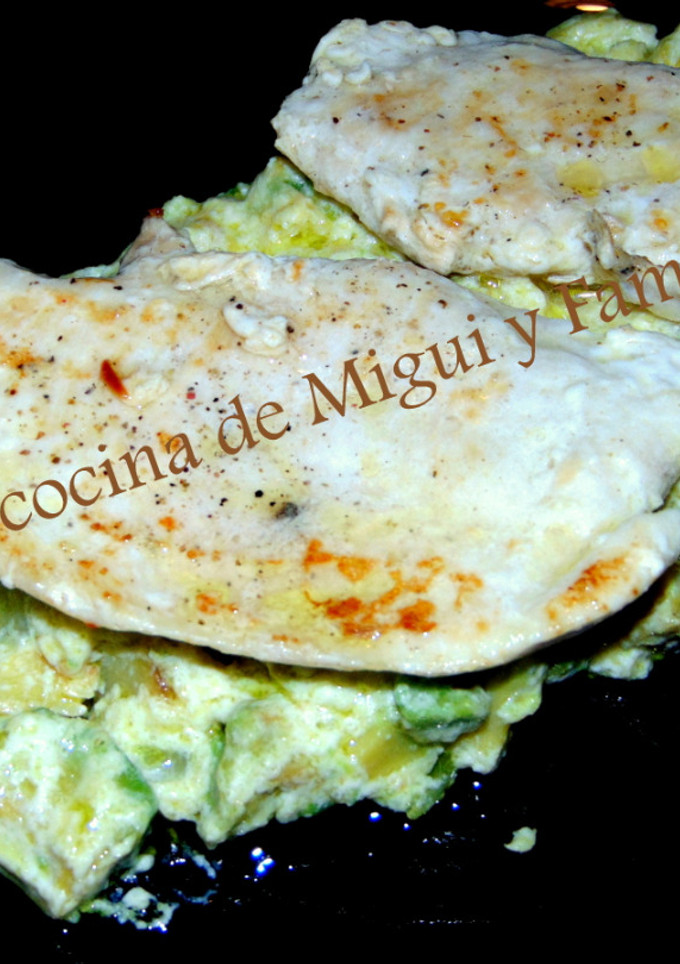 Una foto de Pechuga a la plancha con cama de calabacín y aguacate