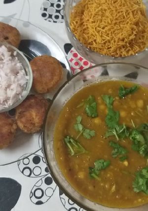 A picture of Chole Aloo tikki.