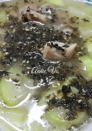 Hình của món Canh bầu nấu xương ống rong biển.