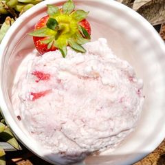 A picture of Strawberry cheese icecream.