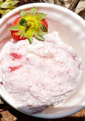 A picture of Strawberry cheese icecream.